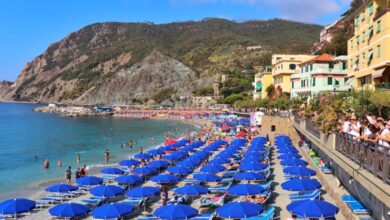 Cinque Terre Plajları (Beş Terre), İtalya'nın kuzeybatısındaki Liguria bölgesinde bulunan ve beş küçük renkli balıkçı köyünden oluşan ünlü bir bölgededir.