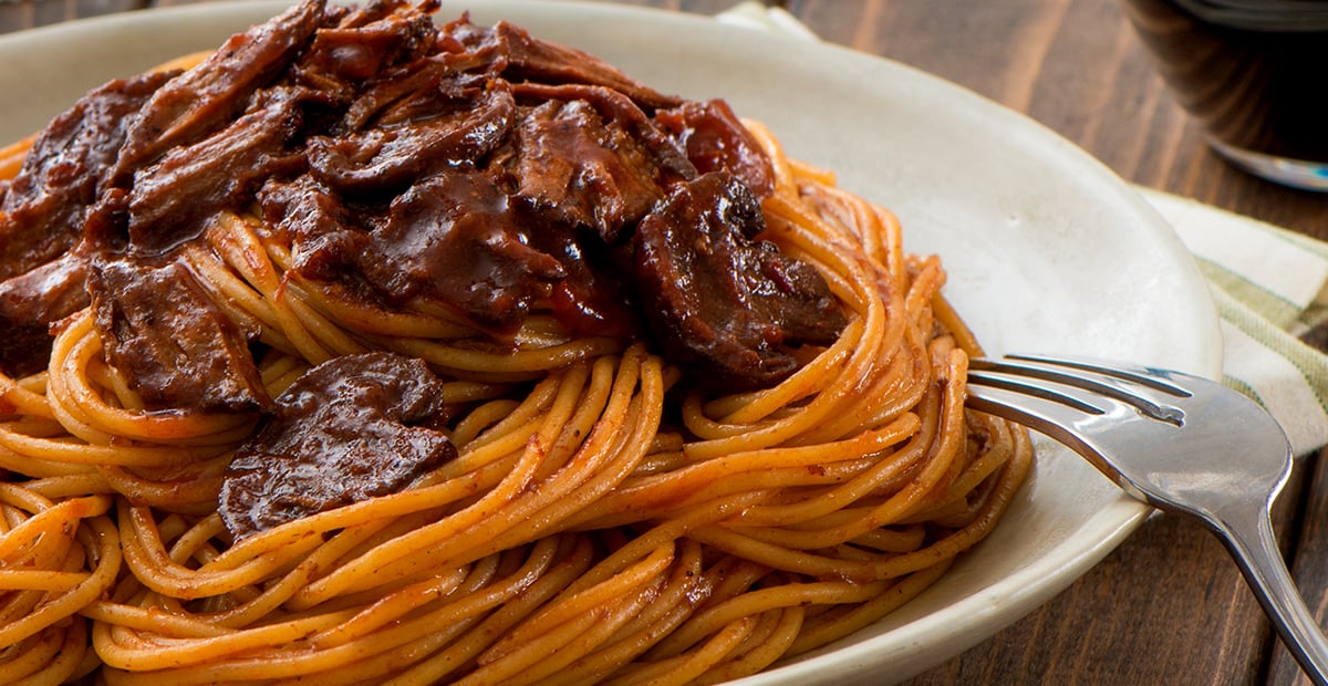 Spaghetti, dünya genelinde çok sevilen ve evde kolayca hazırlanabilen lezzetli bir yemektir.