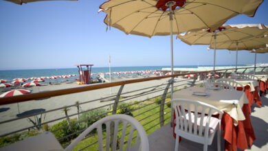 V Lounge Beach, Il Capanno, Sporting Beach, La Caletta Beach Club, Lido di Ostia'daki Lido di Ostia Roma Plajlarındaki Beach Clublerin başında gelir.